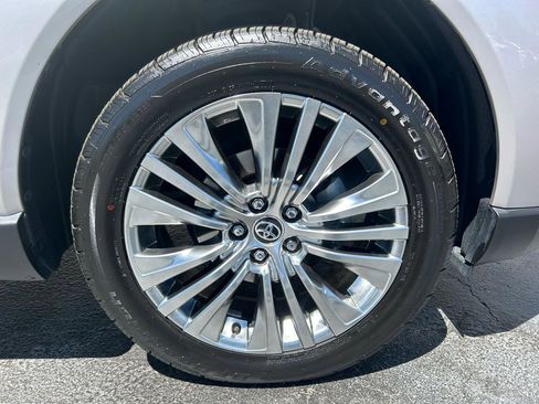 Used 2023 Toyota Venza XLE image 35