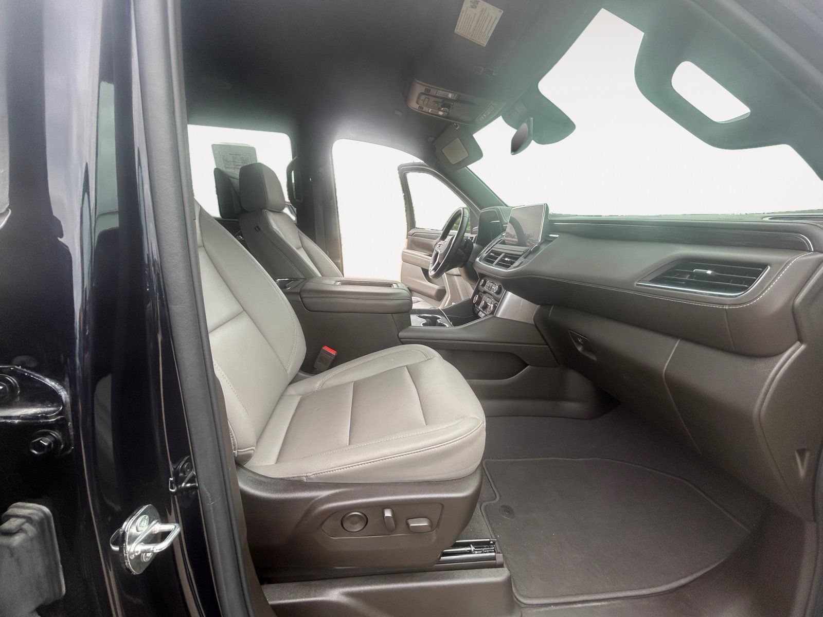 Used 2023 Chevrolet Tahoe LT w/ Luxury Package AWD/4WD image 15