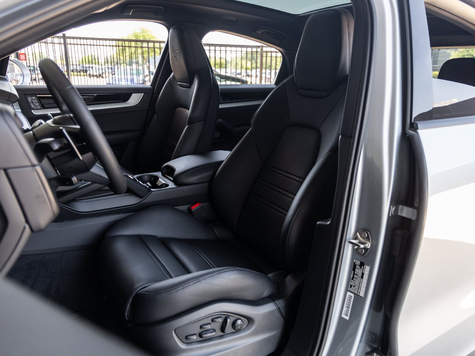 Certified 2025 Porsche Cayenne E-Hybrid Coupe AWD/4WD image 5