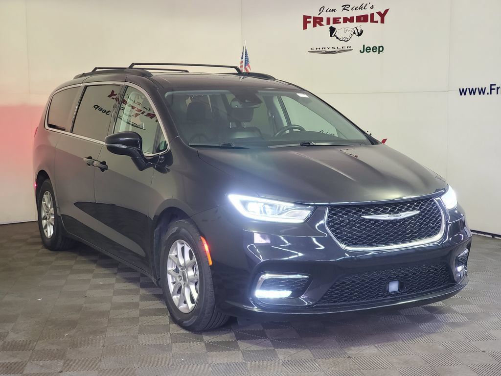Used 2022 Chrysler Pacifica Touring-L FWD image 2