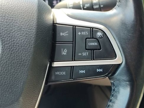 Used 2022 Toyota Highlander XLE AWD/4WD image 29