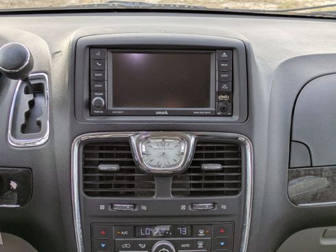 Used 2014 Chrysler Town & Country Touring image 18