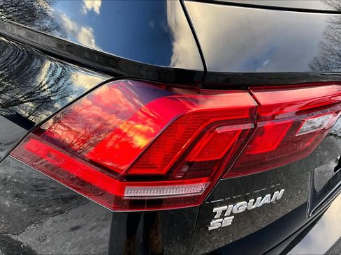 Used 2021 Volkswagen Tiguan SE w/ Panoramic Sunroof Package image 26
