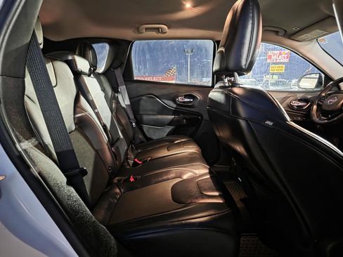 Used 2019 Jeep Cherokee Latitude Plus AWD/4WD image 22