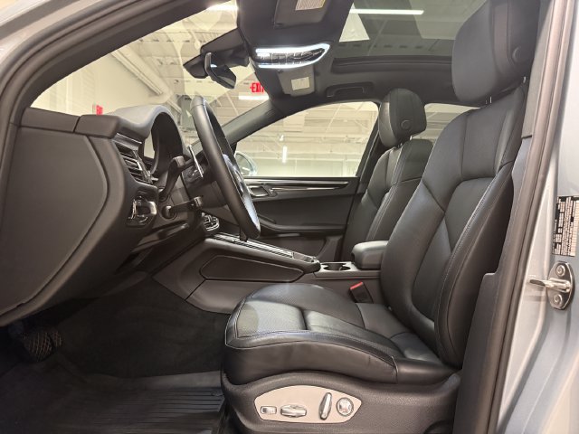 Certified 2024 Porsche Macan AWD/4WD image 5