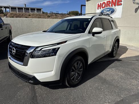 Used 2024 Nissan Pathfinder SV image 3