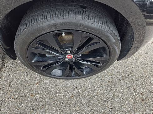 Used 2017 Jaguar F-PACE R-Sport image 11