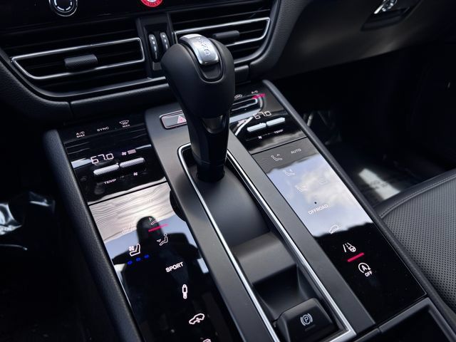 Certified 2026 Porsche Macan AWD/4WD image 21