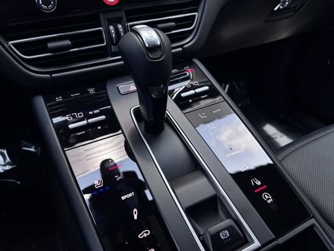Certified 2026 Porsche Macan AWD/4WD image 21