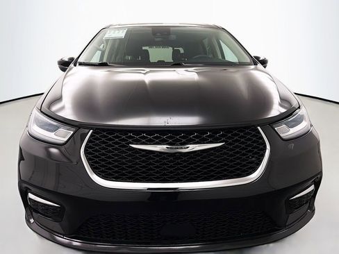 Used 2023 Chrysler Pacifica Touring-L image 2