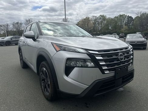 Used 2024 Nissan Rogue SV image 7