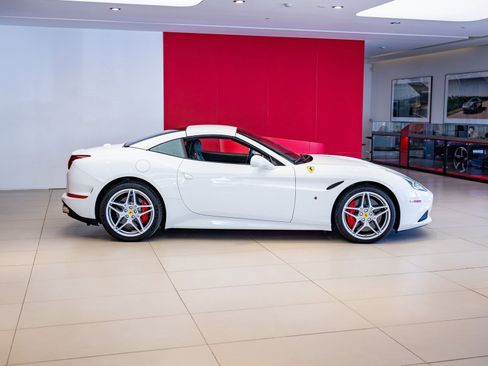 Used 2016 Ferrari California T RWD image 35