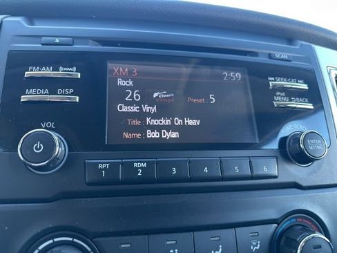 Used 2018 Nissan Titan SV image 15