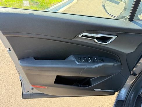 Used 2025 Kia Sportage LX FWD image 3