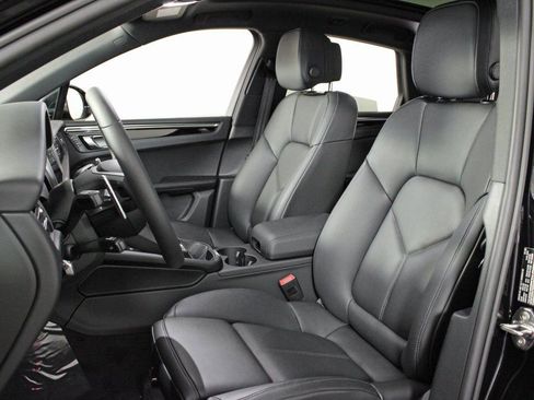 Certified 2025 Porsche Macan image 5