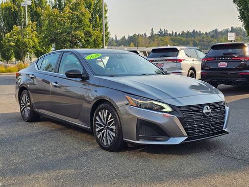 Used 2024 Nissan Altima 2.5 SV FWD image 3