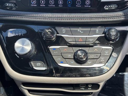 Used 2020 Chrysler Pacifica Limited image 15