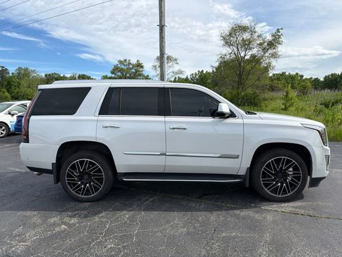 Used 2018 Cadillac Escalade Luxury AWD/4WD image 8
