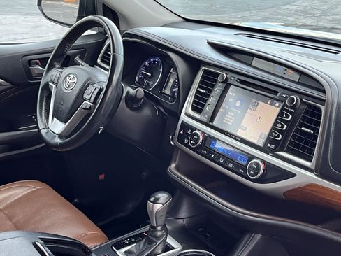 Used 2019 Toyota Highlander Limited FWD image 17
