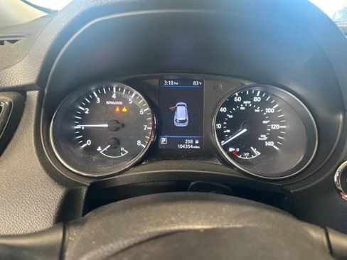 Used 2019 Nissan Rogue SV image 3