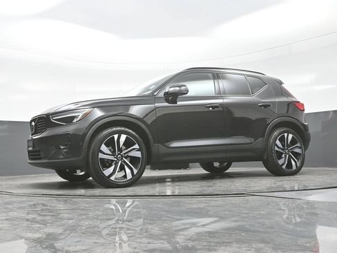 Used 2024 Volvo XC40 B5 Plus w/ Protection Package Premier AWD/4WD image 26
