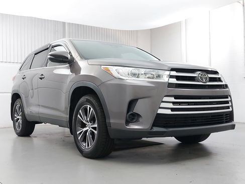 Used 2019 Toyota Highlander LE FWD image 9