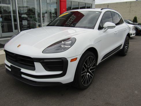 Used 2022 Porsche Macan AWD/4WD image 2