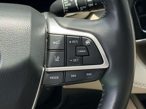 Used 2024 Toyota Highlander Platinum FWD image 15