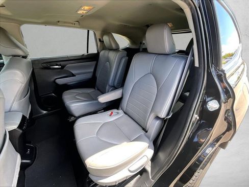 Used 2020 Toyota Highlander XLE FWD image 25