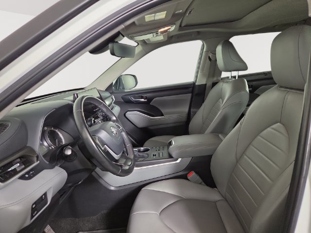 Used 2024 Toyota Highlander XLE AWD/4WD image 13
