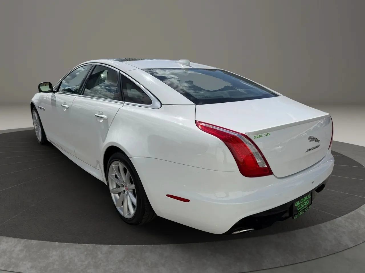 Used 2018 Jaguar XJ R-Sport RWD image 7