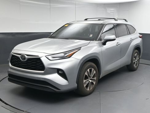 Used 2022 Toyota Highlander XLE image 4