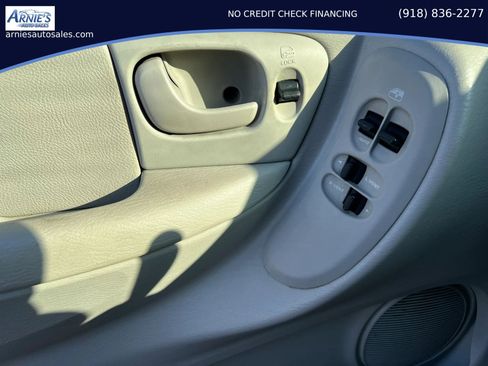 Used 2006 Chrysler Town & Country Touring w/ Leather Interior Group FWD image 10
