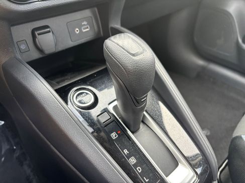 Used 2025 Nissan Versa SV image 41