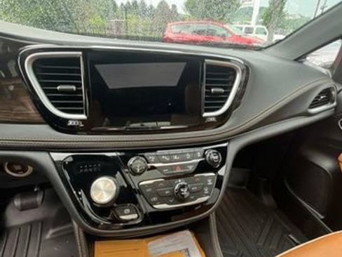Used 2022 Chrysler Pacifica Pinnacle AWD/4WD image 5