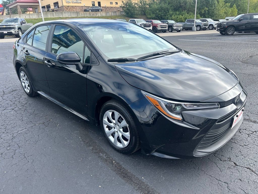 Used 2025 Toyota Corolla LE FWD image 3