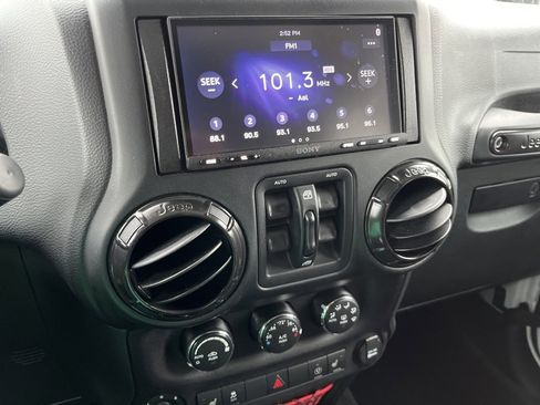 Used 2018 Jeep Wrangler Unlimited Rubicon image 36