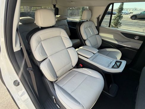 New 2026 Lincoln Navigator Reserve AWD/4WD image 15
