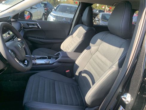 New 2025 Mitsubishi Outlander SE image 11