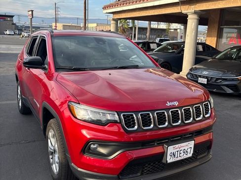 Used 2025 Jeep Compass Latitude w/ Sun & Sound Group AWD/4WD image 3