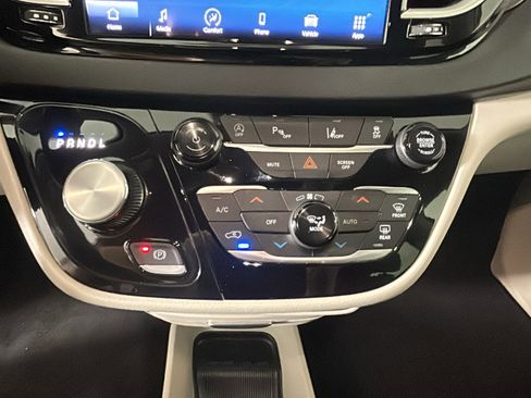 Used 2024 Chrysler Pacifica Touring-L FWD image 21