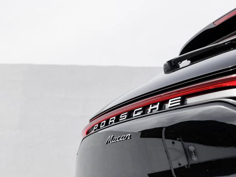 Used 2023 Porsche Macan image 12