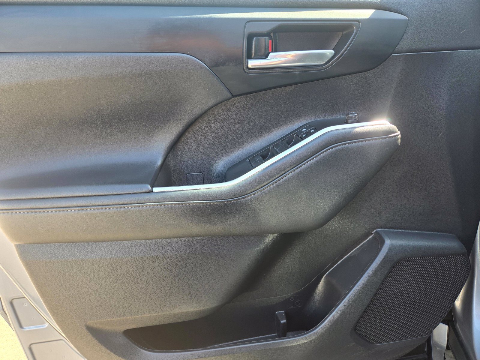 Used 2021 Toyota Highlander XLE AWD/4WD image 16