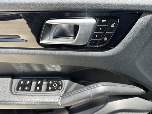 Certified 2020 Porsche Cayenne AWD/4WD image 17