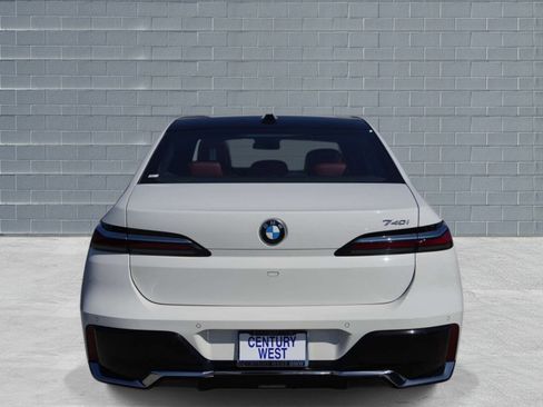 Used 2023 BMW 740i w/ Parking Assistance Package RWD image 4