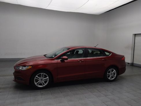 Used 2018 Ford Fusion SE w/ Fusion SE Technology Package image 2