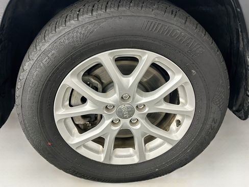 Used 2014 Jeep Cherokee Latitude AWD/4WD image 11