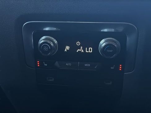 Used 2021 GMC Yukon Denali w/ Denali Premium Package image 24