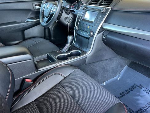 Used 2016 Toyota Camry SE image 18