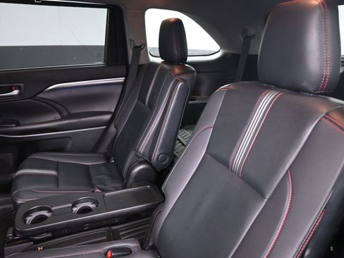 Used 2019 Toyota Highlander SE w/ Carpet Mat Package (TMS) image 18